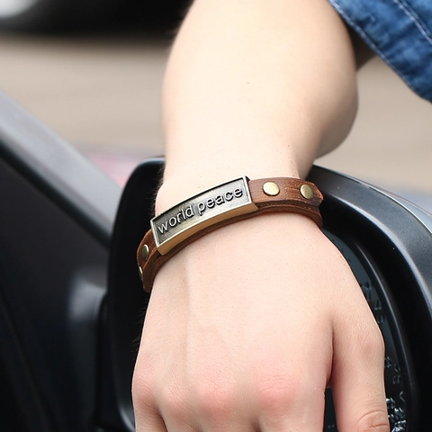 Bracciale Retrò in Pelle di Vacca World Peace per Uomo Donna Punk Regolabile con Borchie e Piastra Metallica Incisa Gioielli