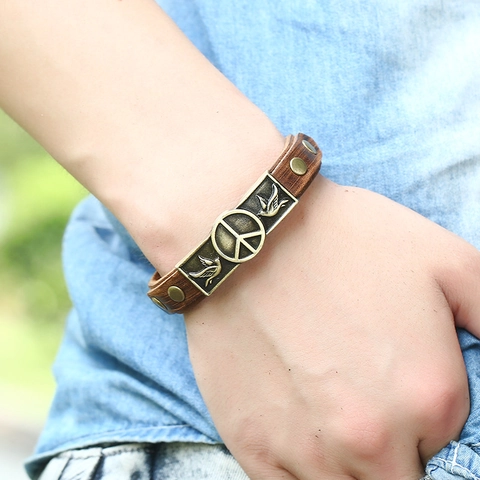Bracciale Vintage da Uomo in Pelle Marrone Segno della Pace Uccello Rilievo Bronzo Lega Punk Stile Regolabile Gioiello
