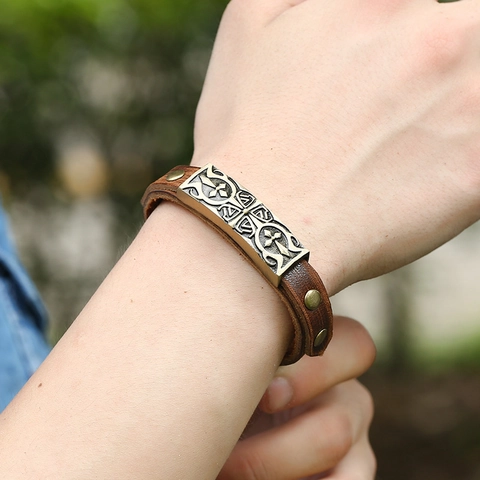 Herren Retro Punk Echtes Rindsleder Armband Bronze Legierung Kreuzmuster Geprägte Manschette Armband Mit Nieten Verstellbarer Gürtelschnalle Schmuck