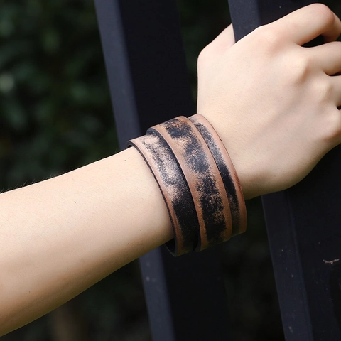 Bracciale Vintage Wide in Pelle di Vacca Retro Punk Finitura Invecchiata Bottone a Pressione in Ferro Bracciale Regolabile per Uomo Donna