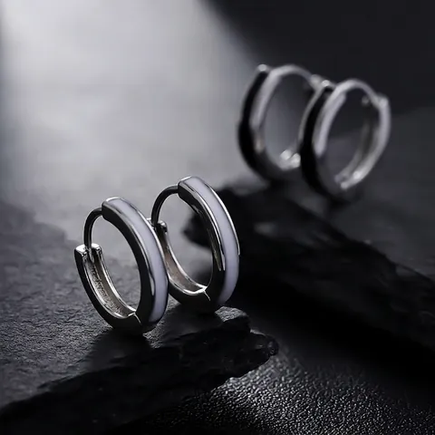 Herren Minimalistische Kupfer Creolen Schwarz Weiß Epoxid Design Hip Hop Stil Geometrische Runde Ohrringe Vielseitiger Schmuck