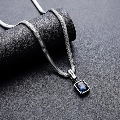 Collier Pendentif en Acier Titane Strass Bleu Chaîne à Chevrons Argent Bijoux Géométriques Gravés Lucky pour Hommes Femmes Cadeau