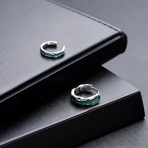 Pendientes Huggie de Esmalte Plateado Con Textura Irregular para Hombre Mujer Unisex Metal Líquido Patrón de Llama Azul Joyería