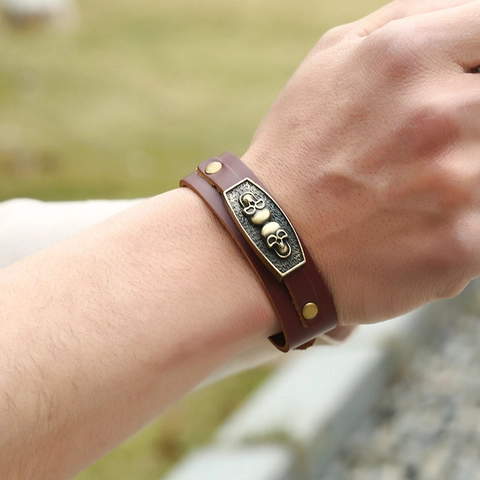 Bracciale Vintage Punk in Vera Pelle di Vacchetta con Teschio per Uomo Braccialetto Retrò in Lega con Rivetti e Borchie Gioielli Gothic Rock