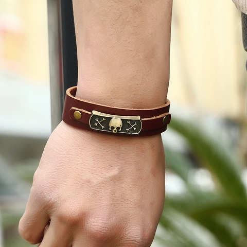 Bracciale in Pelle Punk con Teschio per Uomo Retrò Fatto a Mano in Pelle di Vacchetta Lega Metallo Borchie Rock Gioielli Regolabili
