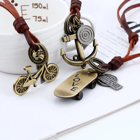 Collier Pendentif en Alliage de Cuir de Vache Fait à la Main Rétro pour Hommes Femmes Chaîne de Pull Longue en Cuir Vintage Bijoux Unisexe