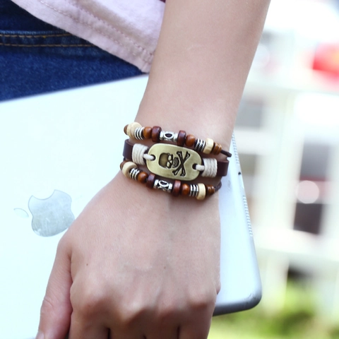Handgefertigtes Retro-Geflochtenes Rindsleder-Armband Für Herren Punk Totenkopf Metallplatte Holzperlen Mehrlagiger Schmuck