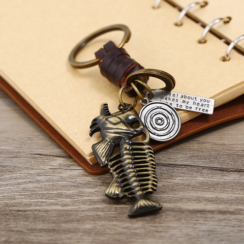 Vintage Industrie Bronze Legierung Fischgräte Schlüsselanhänger Für Herren Echtes Leder Umwickelt Gravur Anhänger Schmuck Geschenk