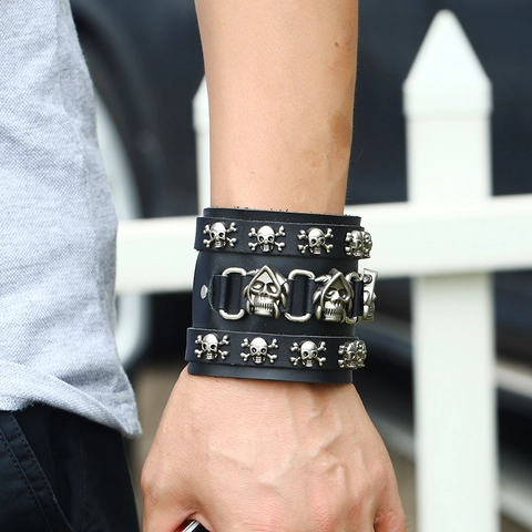 Punk Gothic Bracciale in Pelle Larga Teschio Ossa Incrociate Rivetto Polsino Bangle Regolabile Rock Gioielli per Uomo Donna