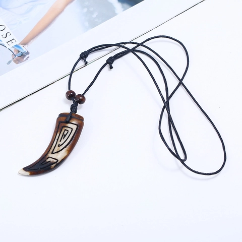 Collana con Pendente a Dente di Lupo in Resina Vintage con Perline di Legno Intagliate Tribali Cordino Nero Regolabile Uomo Donna