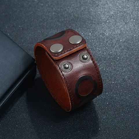 Bracciale Largo in Pelle di Vacchetta Vintage Punk da Uomo Fibbia in Lega Modello Geometrico Goffrato Gioielleria di Moda
