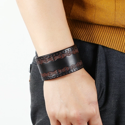 Pulsera de Piel de Vaca Retro Punk Ancha con Relieve Geométrico Hebilla de Metal Ajustable Joyería Rock Unisex Diario