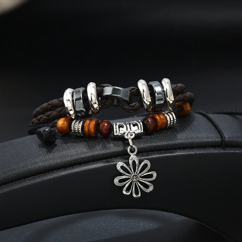 Bracelet Vintage Multi-Couches Tressé en Cuir PU Perles de Bois Pendentif Fleur en Alliage Bracelet Ethnique Réglable pour Hommes Femmes