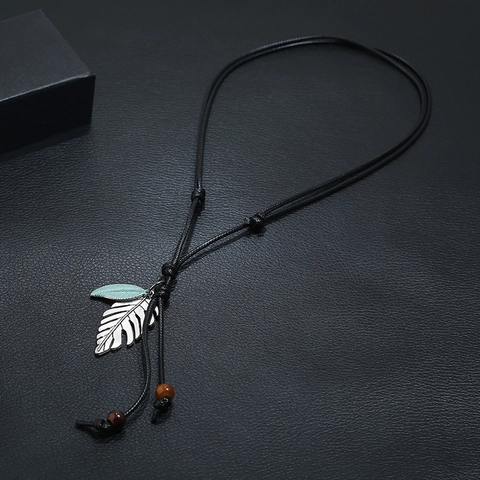 Collana con Pendente a Foglia in Lega Vintage Punk per Uomo Donna Retro Piuma a Strati Catena per Maglione in Corda di Cera Lunga