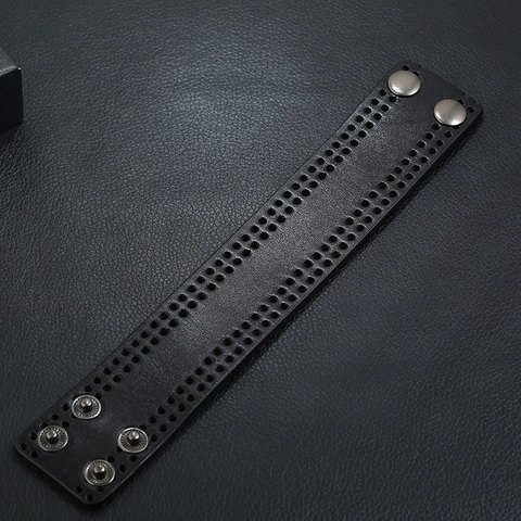 Bracciale Polsino Largo da Uomo Punk Retrò Invecchiato in Pelle di Vacchetta con Motivo a Traforo e Fibbia in Metallo Regolabile
