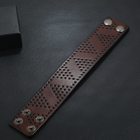 Bracciale da Uomo in Cuoio Retro Punk Polsino Largo in Pelle Marrone Invecchiata Con Fori Punzonati Chiusura a Scatto in Metallo