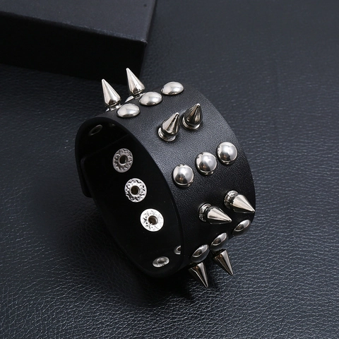 Bracelet Large en Similicuir Punk Rock Rivet à Triple Rangée Bracelet à Pointes en Métal pour Hommes Femmes Bijoux Goth de Boîte de Nuit