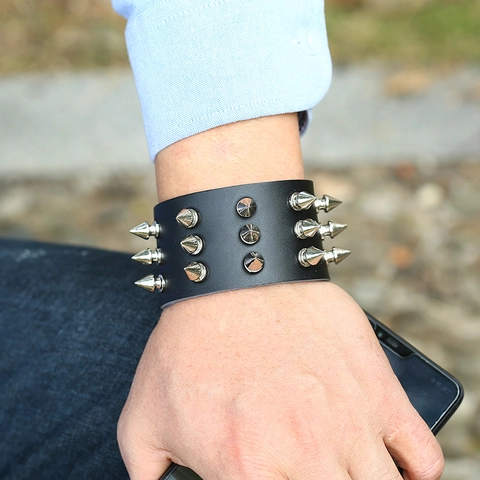 Bracciale a Polsino in Pelle Larga Punk Rock Per Uomo Donna Tre File Di Punte Argento Borchiato Cinturino Goth Gioielli Regolabili