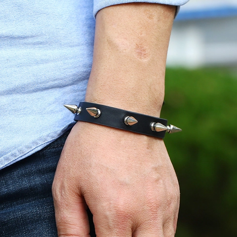 Pulsera Punk de Cuero Artificial para Hombre con Picos Gótico Rock Remache de Aleación Brazalete Ajustable Negro Joyería