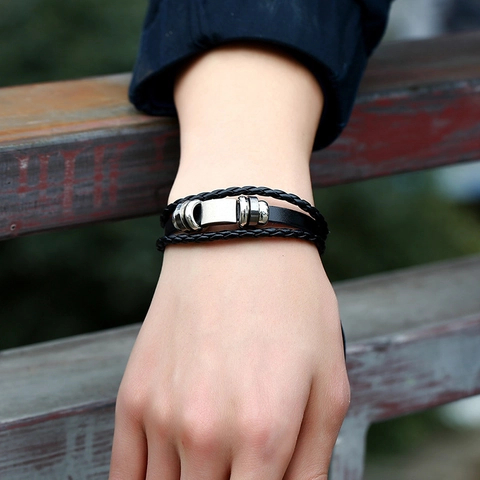 Bracciale Multistrato da Uomo in Pelle Nera Intrecciata Stile Punk Charm Geometrico in Metallo Cordino Regolabile Gioielli