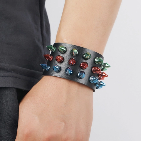 Bracelet Large en Cuir Synthétique Punk Avec Trois Rangées de Pointes Métalliques Colorées Clouté Rivet Bangle Unisexe Rock Gothique