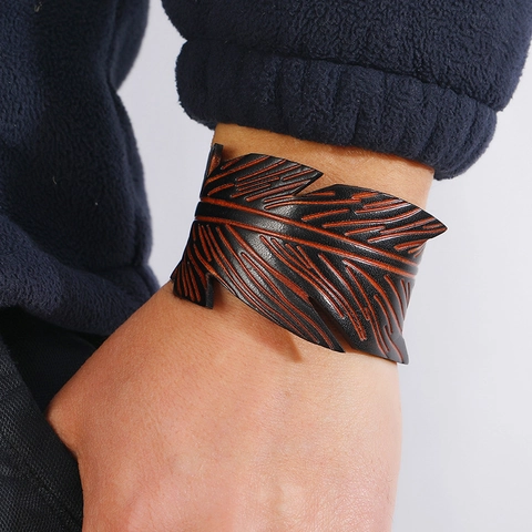 Bracciale da Uomo Vintage in Pelle Larga Punk con Foglia e Piuma Goffrata Polsino Regolabile con Bottone a Pressione Gioielli in Pelle