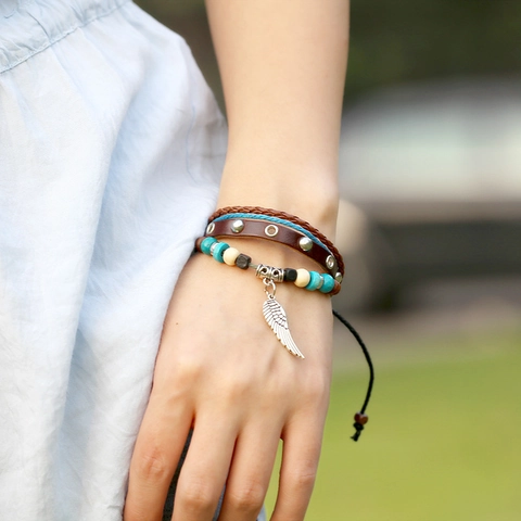 Bracciale Vintage in Pelle di Vacchetta Multistrato con Perline da Uomo Ciondolo a Forma di Ala e Piuma in Lega Gioielli Artigianali Regolabili Etnico Bohemian