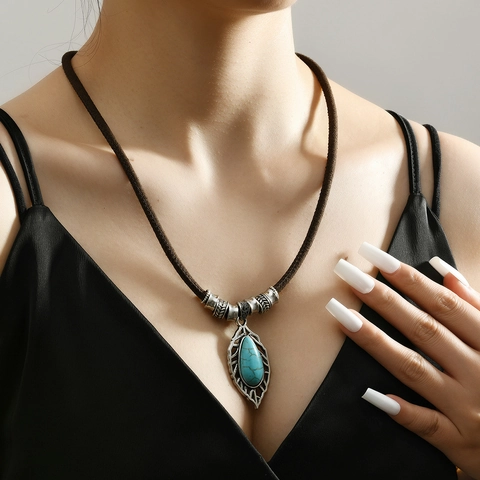 Collana con Pendente a Foglia Vintage Bohémien Turchese Sintetico Intarsiato Cordino in Pelle PU Intrecciata Regolabile Gioielli Etnici