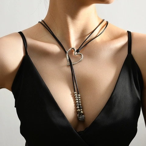 Collana con Ciondolo a Cuore Vintage Bohemien Regolabile in Pelle PU Nera Catena Lunga Nappine con Perline Gioielli Donna