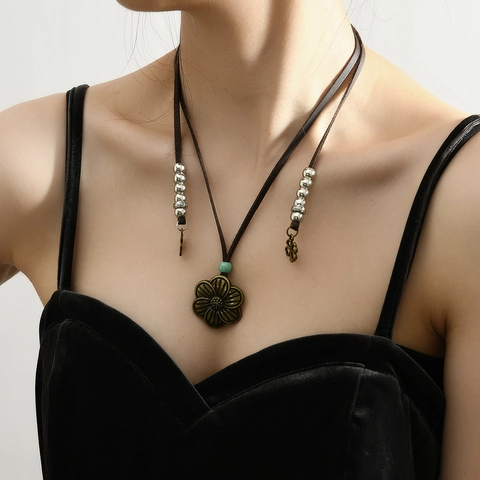 Collana con Ciondolo a Fiore Bohemien Vintage per Donna in Lega di Bronzo Antico Ciondolo Floreale Regolabile in Pelle Artificiale