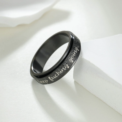 Anello Rotante Motivazionale Keep Fucking Going per Uomo Donna Acciaio al Titanio Opaco Sollievo dallo Stress Fidget Ring Gioielli