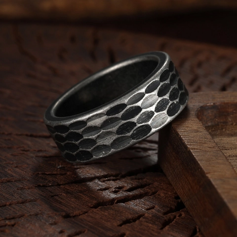 Anello in Acciaio Inossidabile Vintage da Uomo Motivo Martellato Invecchiato Finitura Argento Antico Gioielli Hip Hop