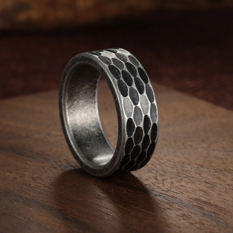 Anello in Acciaio Inossidabile Vintage da Uomo Motivo Martellato Invecchiato Finitura Argento Antico Gioielli Hip Hop