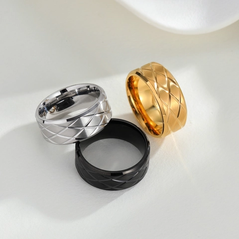 Anillo de Acero Inoxidable con Patrón de Rombos para Hombre Mujer Acabado Cepillado Banda Ancha Chapado en Oro Real Anillo Minimalista