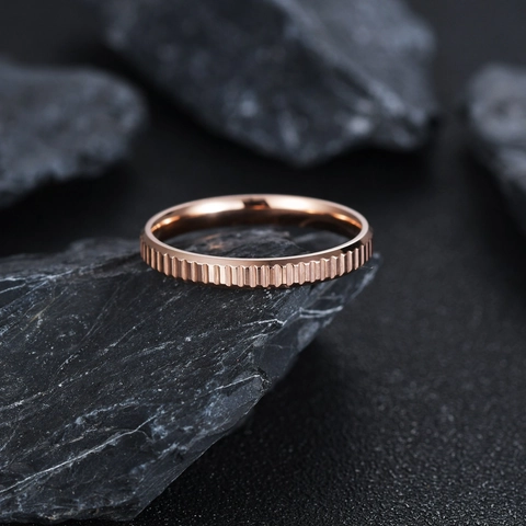 Minimalistischer Titanstahl Roségold Galvanisierter Zahnrad Ring Für Damen Herren Industriestil Konkav Konvex Strukturierter Ring