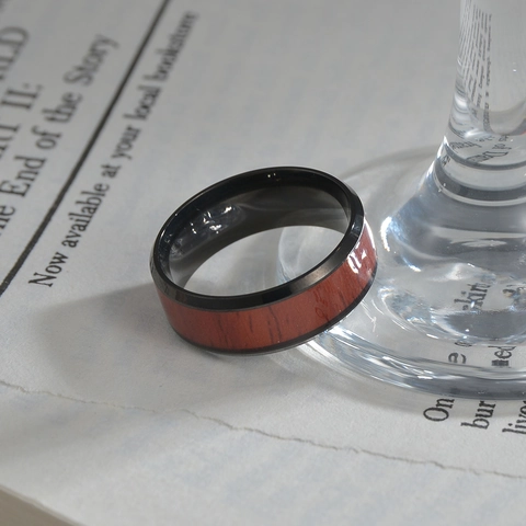 Vintage Zwart Titanium Stalen Ring Voor Heren Dames Rode Houtnerf Inlay Band Ring Gepolijst Minimalistische Mode Sieraden Vingerring Accessoire