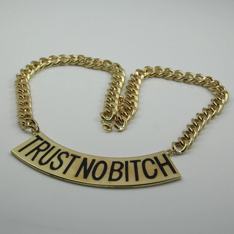 Hiphop Legering Vergulde Cubaanse Ketting Letter Slogan Medusa Reliëf Hanger Halsketting Voor Dames Streetwear Party Sieraden