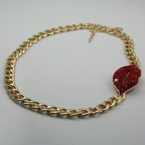 Collana a Catena Cubana Tonalità Oro per Donna Con Ciondolo a Labbra Rosse Incrostato di Strass Rossi Accessorio Gioielli di Moda Esagerato