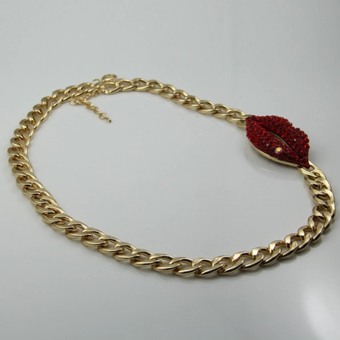 Collana a Catena Cubana Tonalità Oro per Donna Con Ciondolo a Labbra Rosse Incrostato di Strass Rossi Accessorio Gioielli di Moda Esagerato