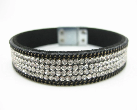 Moda Braccialetto Largo con Quattro File di Strass in Resina per Donna Similpelle Scamosciata Chiusura Magnetica Stile Punk Gioielli