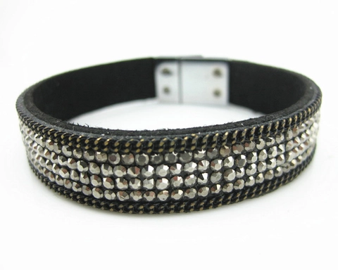 Moda Braccialetto Largo con Quattro File di Strass in Resina per Donna Similpelle Scamosciata Chiusura Magnetica Stile Punk Gioielli