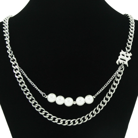 Collana a Doppio Strato in Acciaio al Titanio con Pendente Lettera B Gotica e Perle Artificiali Bianche per Donna