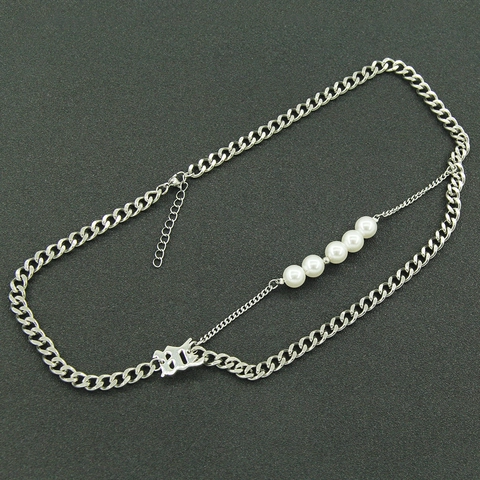 Collana a Doppio Strato in Acciaio al Titanio con Pendente Lettera B Gotica e Perle Artificiali Bianche per Donna