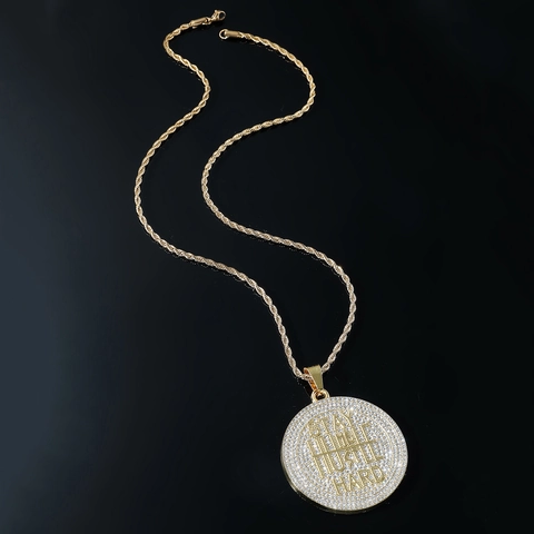 Collana con Ciondolo Rotondo Lettera Hip Hop Stay Humble Hustle Hard Catena a Corda in Acciaio Inox Strass Lega Gioielli Unisex