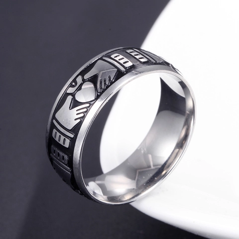 Anillo Claddagh de Acero Inoxidable Vintage para Hombre Mujer Esmalte Negro Forma de Corazón Manos Corona Anillo Joyería Retro