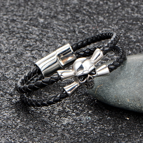 Bracciale da Uomo in Vera Pelle Nera Intrecciata a Mano con Ornamento a Teschio e Ossa Incrociate in Acciaio Inossidabile Punk Rock Gotico Gioielli Fibbia Magnetica