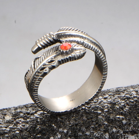Anello a Fascia in Acciaio Inossidabile con Piuma Vintage per Uomo Stile Punk Gotico con Strass Rosso Texture Intagliata