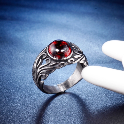 Anillo de Hombre de Acero Inoxidable Vintage Patrón de Vid Tallada Diamante de Imitación Rojo Gótico Punk Joyería