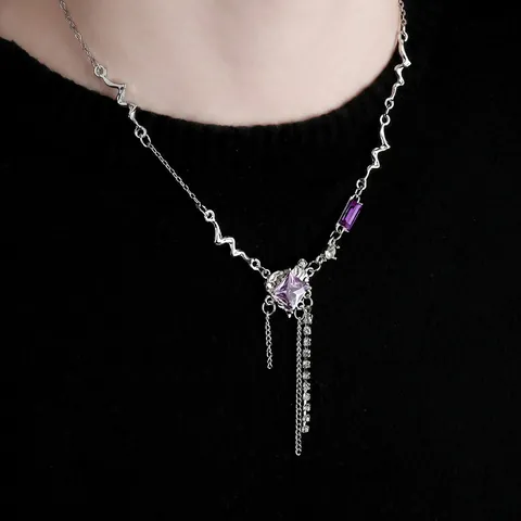 Collier Tendance en Acier au Titane avec Gland et Strass Carré Violet Design de Niche Chaîne Ondulée Collier Pull Unisexe Bijoux de Mode
