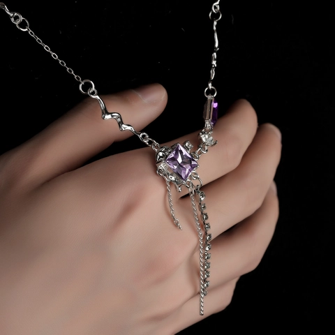 Collier Tendance en Acier au Titane avec Gland et Strass Carré Violet Design de Niche Chaîne Ondulée Collier Pull Unisexe Bijoux de Mode